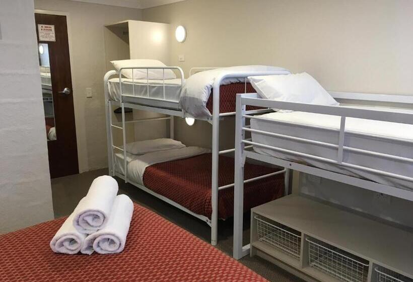 בית מלון כפרי Altitude   The Lodge Smiggins