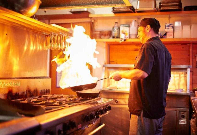 בית מלון כפרי Altitude   The Lodge Smiggins