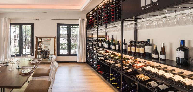 هتل Anoreta Suites