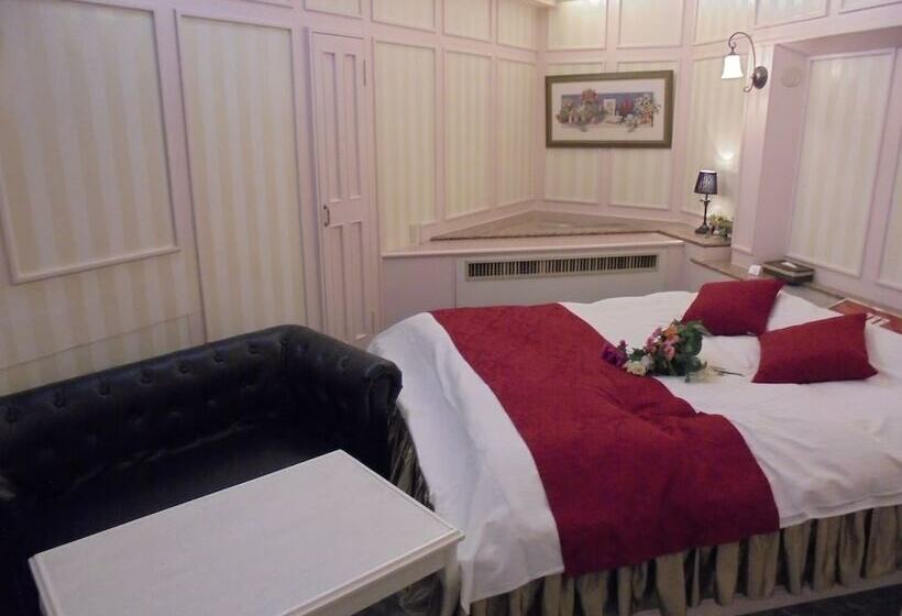 בית מלון כפרי Moulin Rouge   Adults Only