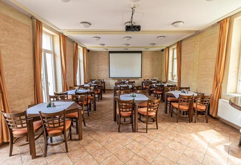 Letní Pobyt Na Hotelu Samechov V Posázaví