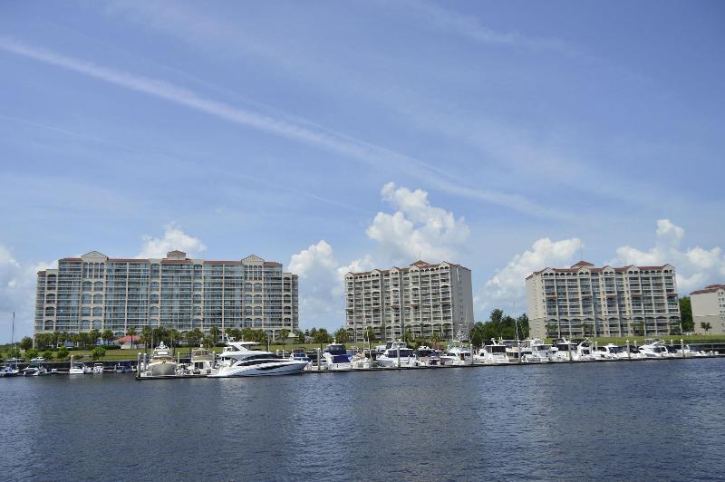 Barefoot Resort & Yacht Club