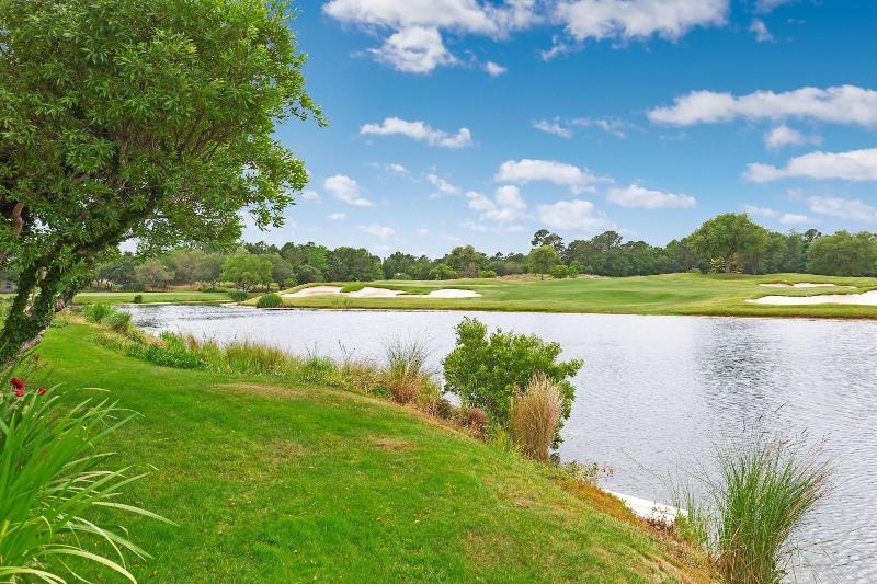 Barefoot Resort & Yacht Club