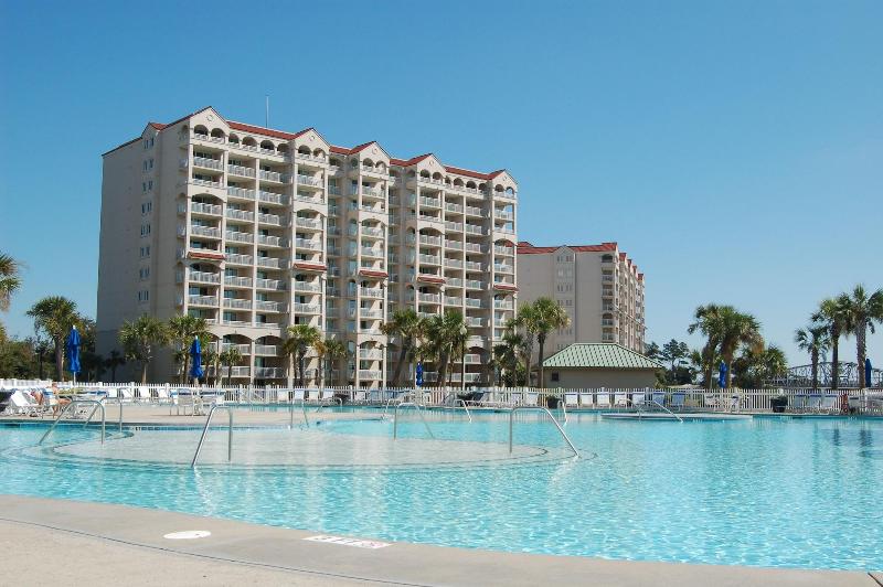 Barefoot Resort & Yacht Club