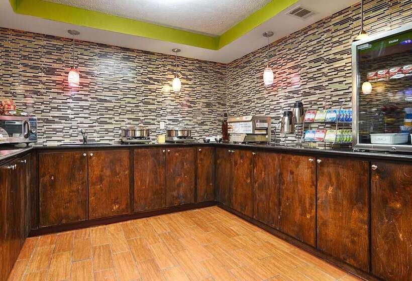 בית מלון כפרי Best Western Canton Inn