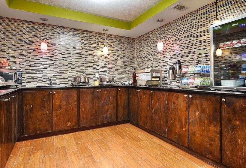 בית מלון כפרי Best Western Canton Inn