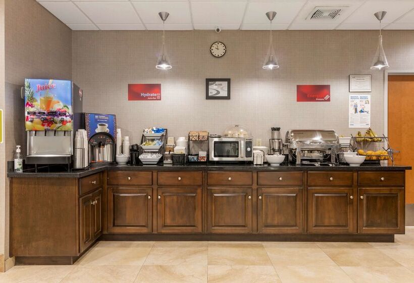 酒店 Best Western Plus Brunswick Inn & Suites