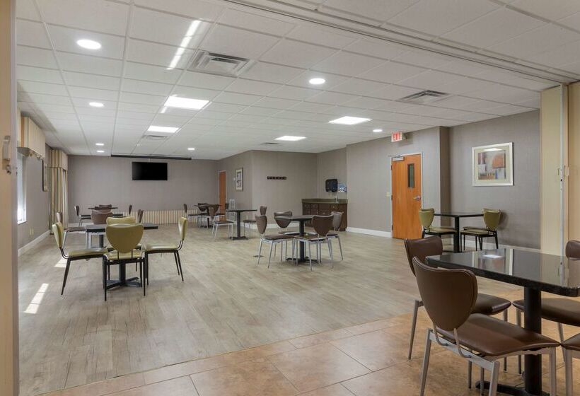 酒店 Best Western Plus Brunswick Inn & Suites