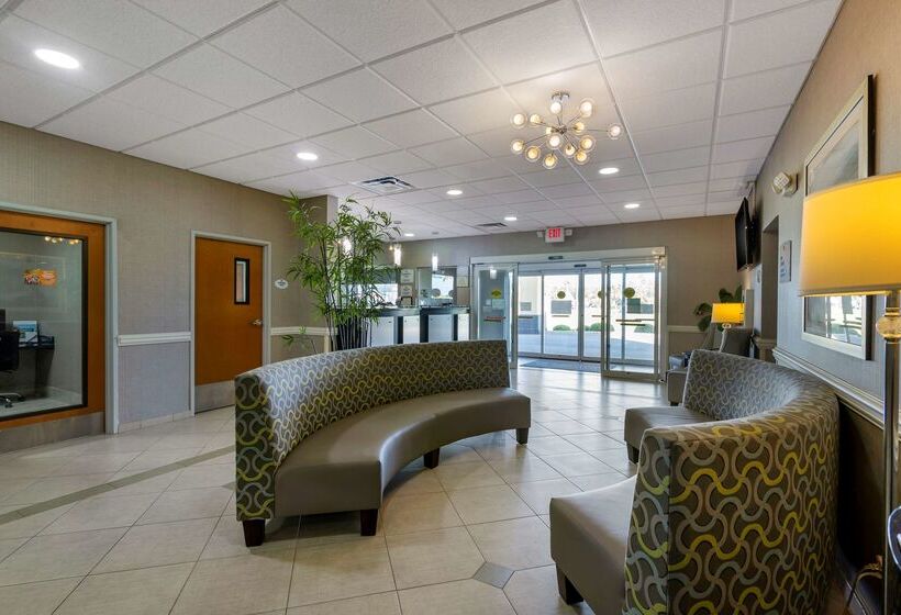 酒店 Best Western Plus Brunswick Inn & Suites