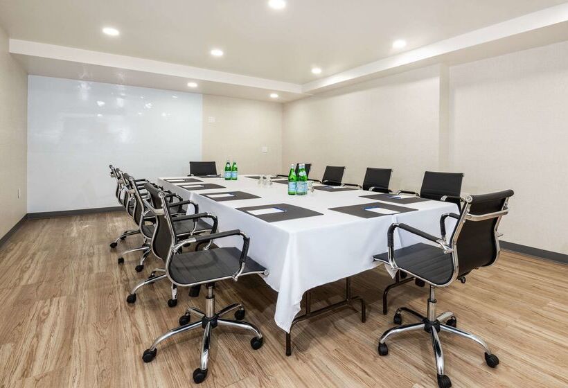 فندق Comfort Inn & Suites