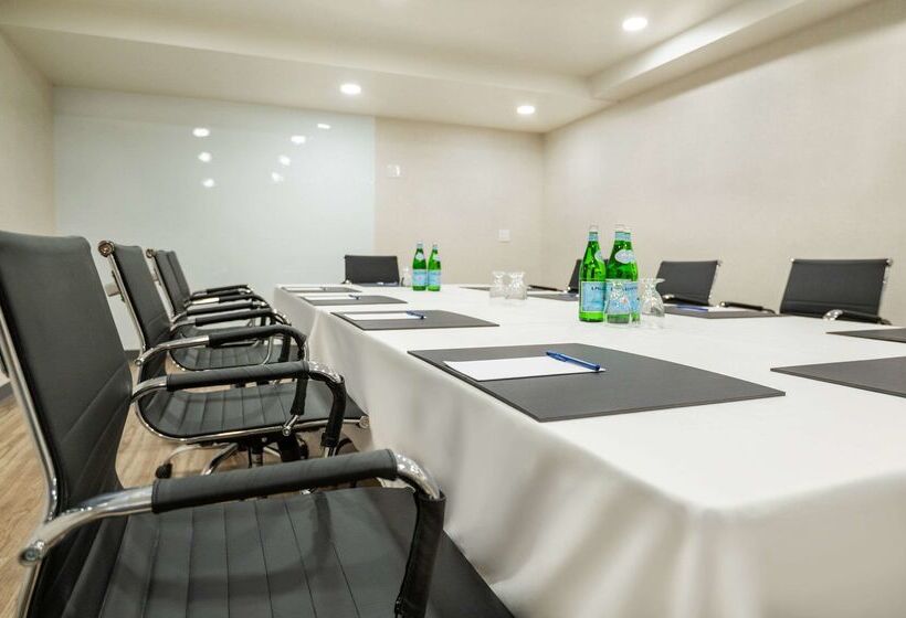 فندق Comfort Inn & Suites