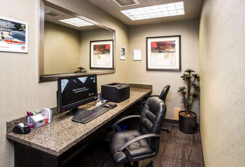 酒店 Comfort Suites Kelowna