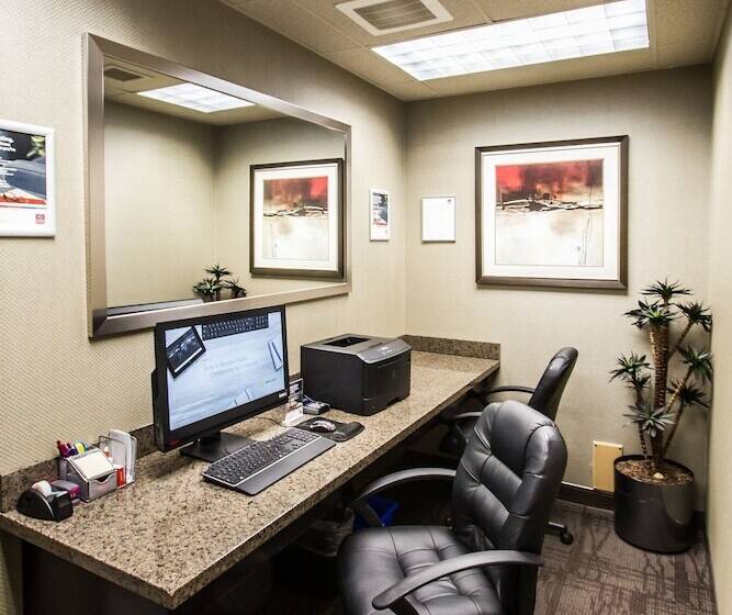 酒店 Comfort Suites Kelowna