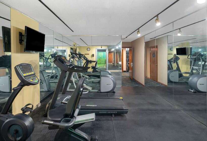 هتل Days Inn By Wyndham Scranton Pa