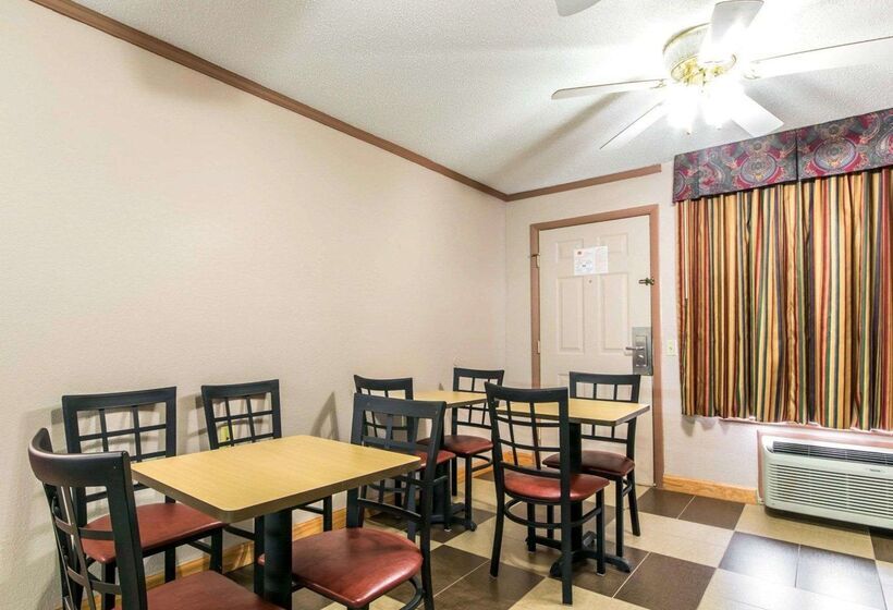 בית מלון כפרי Econo Lodge