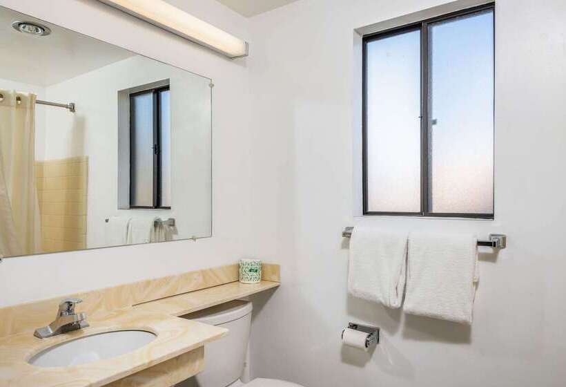 هتل Econo Lodge Near The University Of Arizona