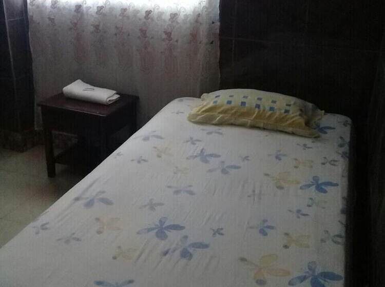 בית מלון כפרי Eloy Alfaro   Hostel