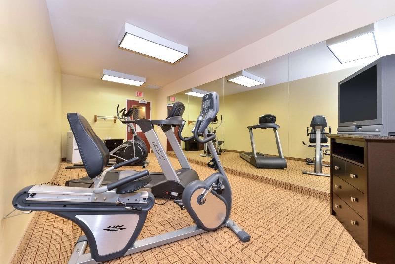 فندق Express Inn & Suites