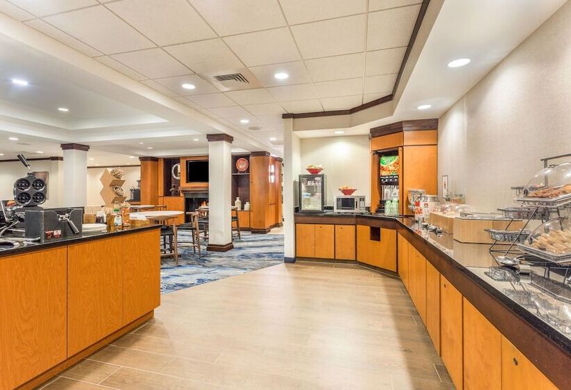 Отель Fairfield Inn And Suites By Marriott Madison East