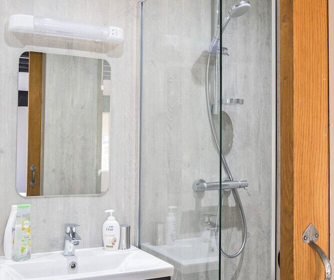 هتل Hawthorn Farm Guest House