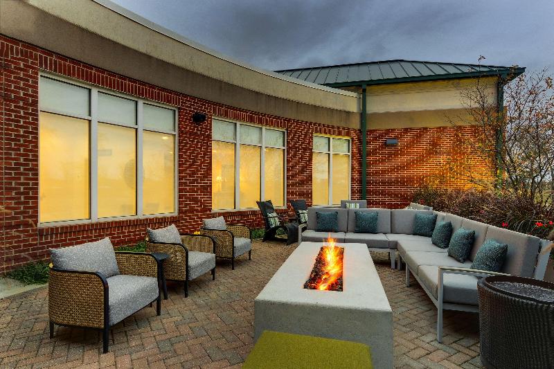 בית מלון כפרי Hilton Garden Inn Indianapolis Airport