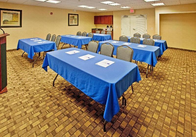 Holiday Inn Express Hotel & Suites Wichita Airport, An Ihg