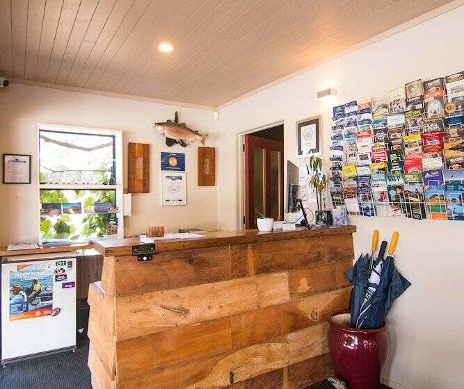 酒店 Parklands Motorlodge & Holiday Park