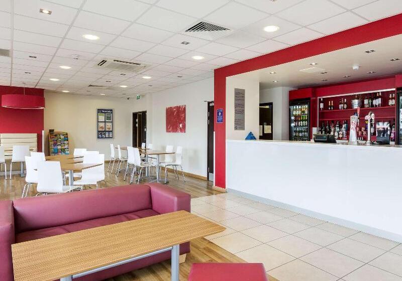 ホテル Travelodge Camberley Central