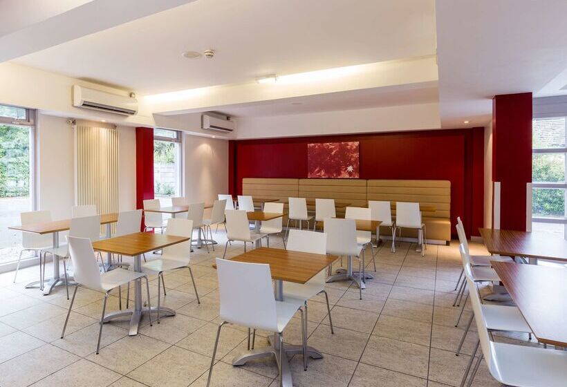 Отель Travelodge Dundee Strathmore Avenue