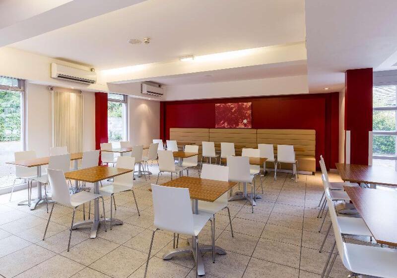 Отель Travelodge Dundee Strathmore Avenue