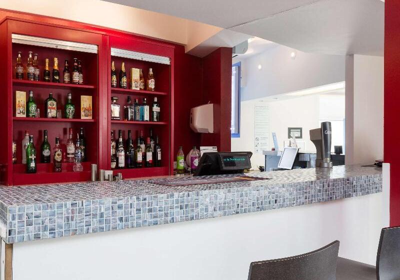 Отель Travelodge Dundee Strathmore Avenue