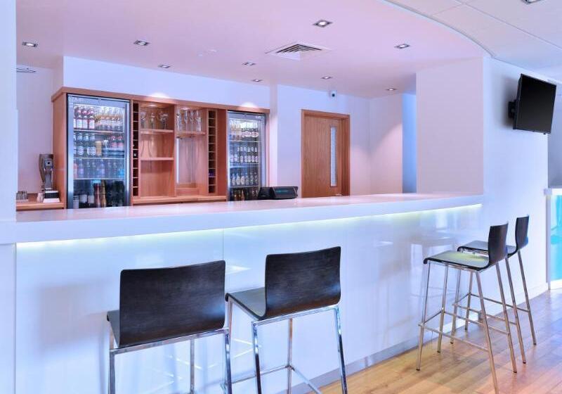 ホテル Travelodge Swindon Central