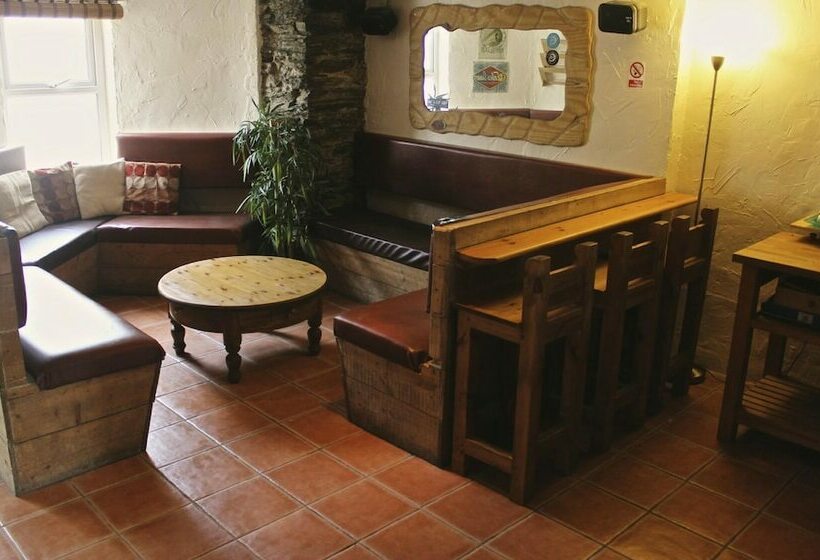 호스텔 Base Surf Lodge