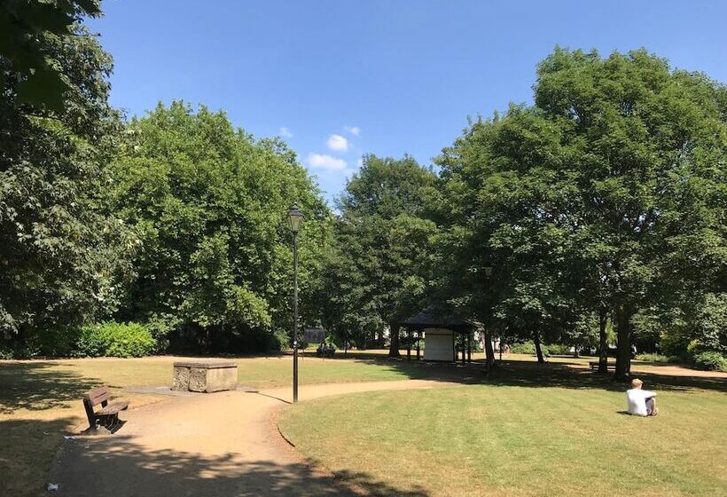 הוסטל Embassie Backpackers