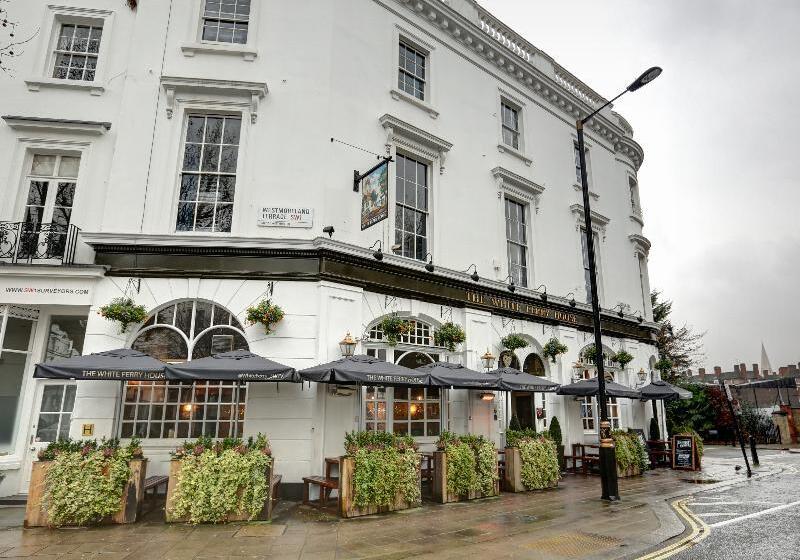 هاستل Publove @ The White Ferry Victoria