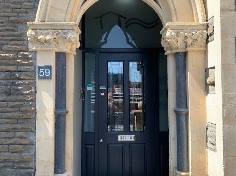 旅馆 The Riverhouse