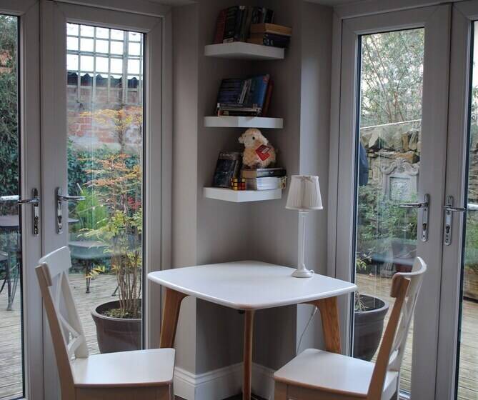 旅馆 The Riverhouse