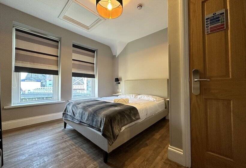 旅馆 The Riverhouse