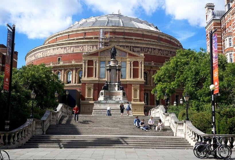 Astor Hyde Park Hostel