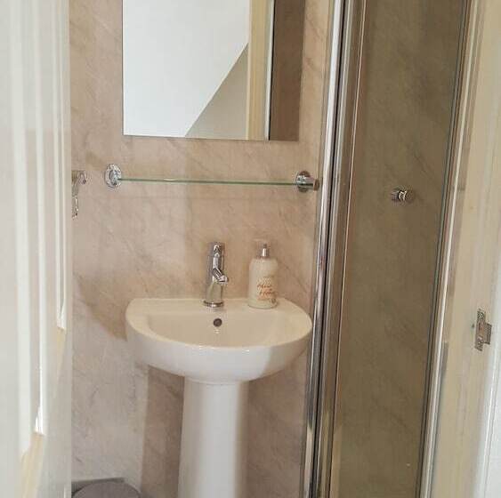 تختخواب و صبحانه Blossom Guesthouse