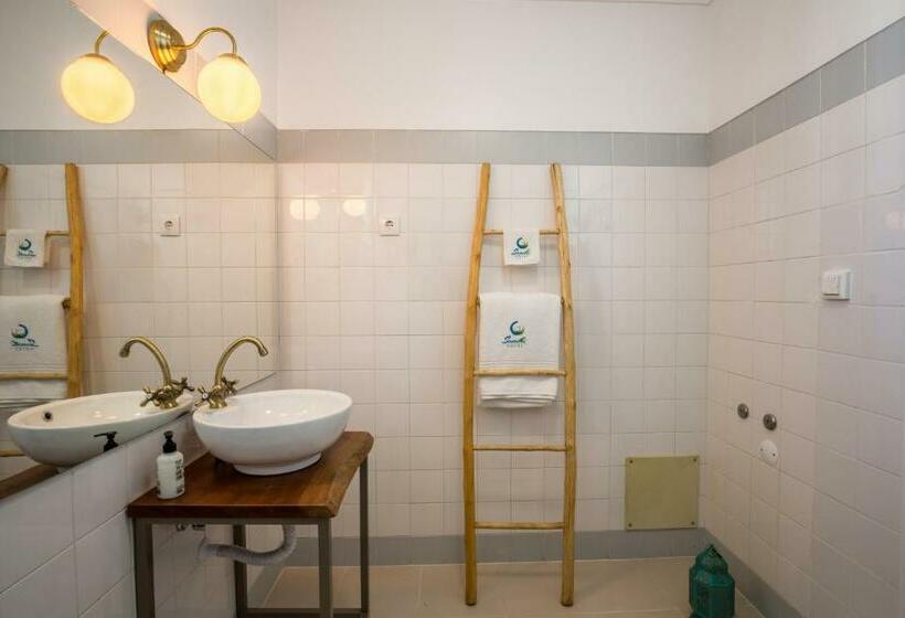 مسافرخانه Sandhi House  Yoga & Wellness