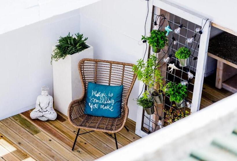 مسافرخانه Sandhi House  Yoga & Wellness