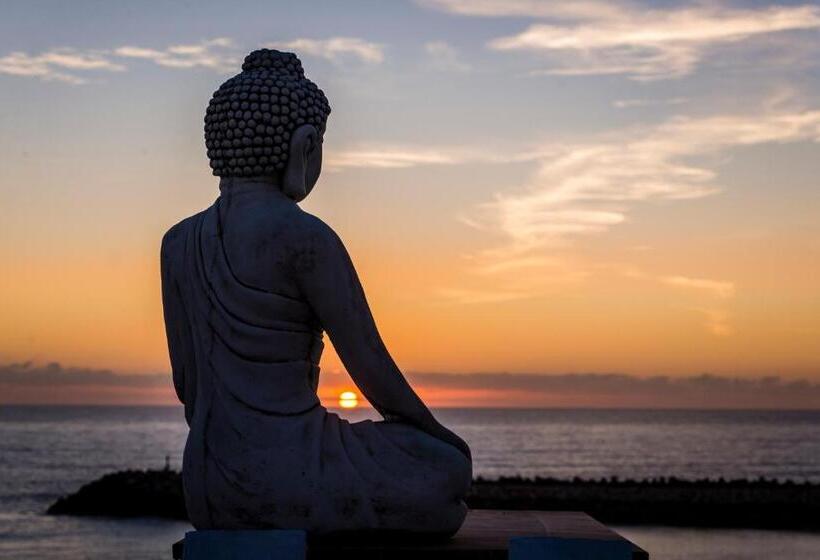 مسافرخانه Sandhi House  Yoga & Wellness