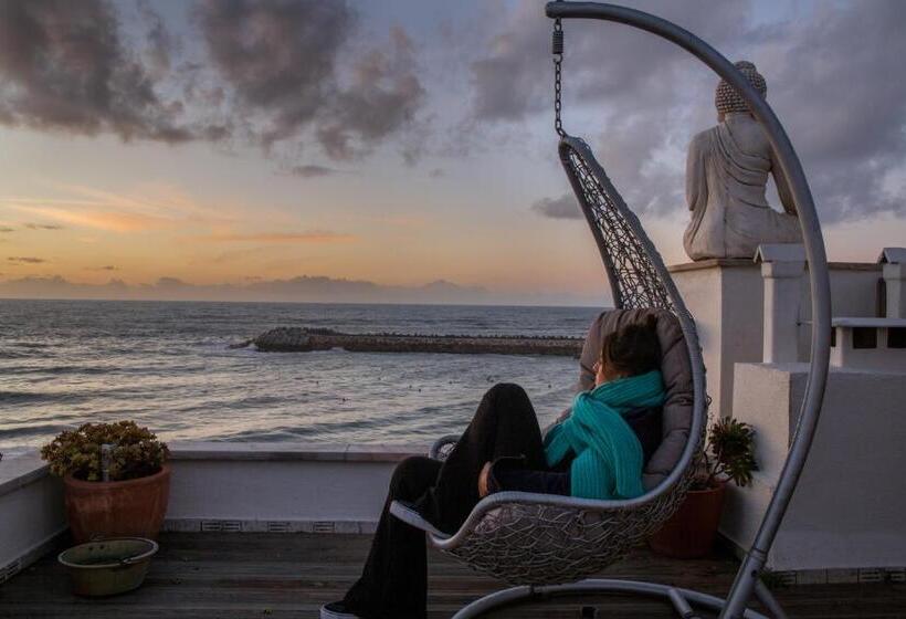 مسافرخانه Sandhi House  Yoga & Wellness