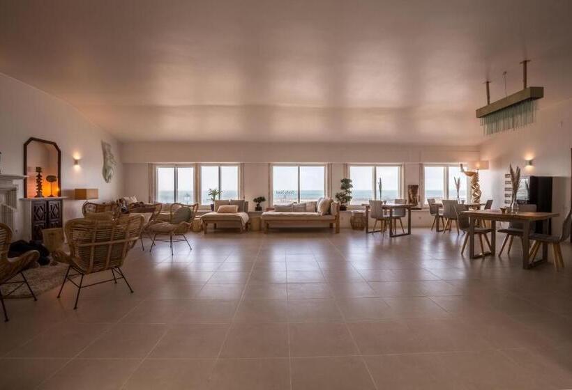 مسافرخانه Sandhi House  Yoga & Wellness