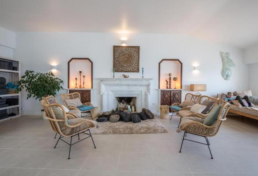 مسافرخانه Sandhi House  Yoga & Wellness