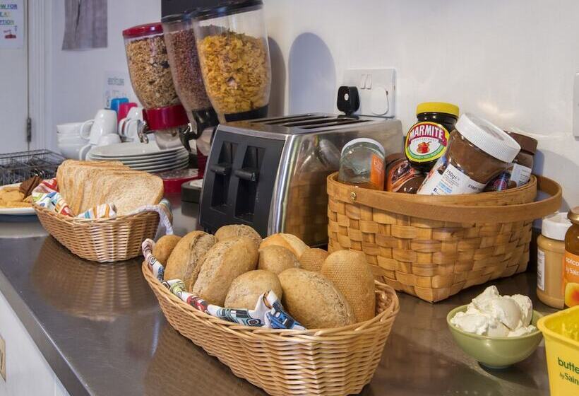 Отель Astor Kensington Hostel