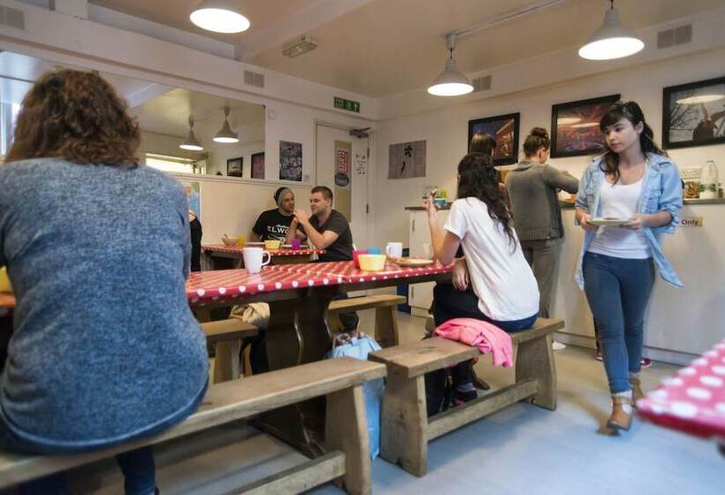 Отель Astor Kensington Hostel