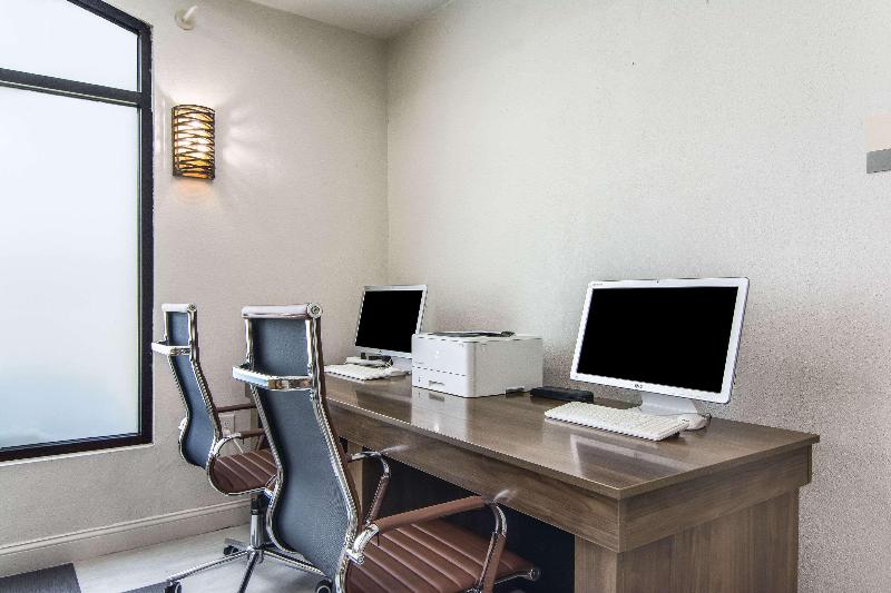 فندق Clarion Pointe South Boston  Danville East