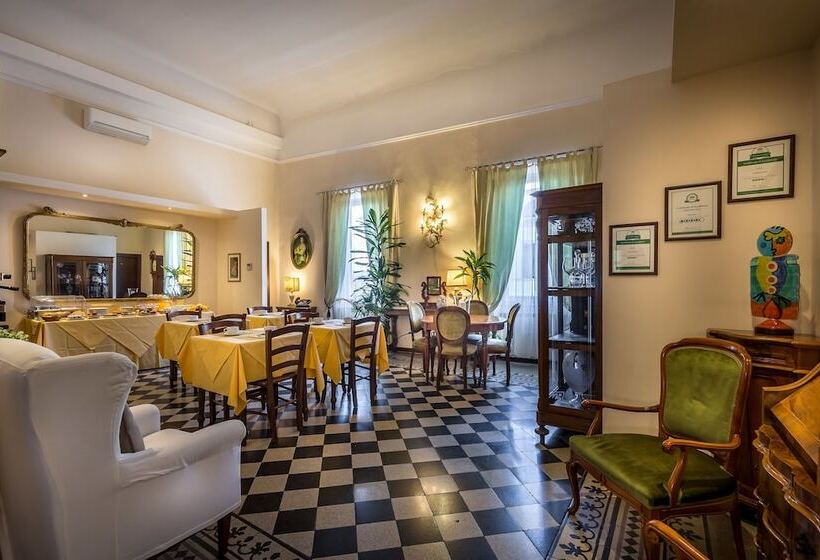 هتل Emma Small Luxury